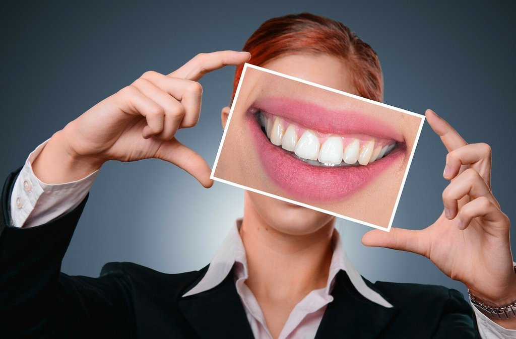 Ein strahlendes Lächeln ist unbezahlbar! Doch leider können die Kosten für Zahn­ersatz schnell ins Geld gehen. Eine Zahnzusatzversicherung kann hier eine sinnvolle Lösung sein, um die Kosten für Zahnbehandlungen und Zahnersatz abzudecken. 