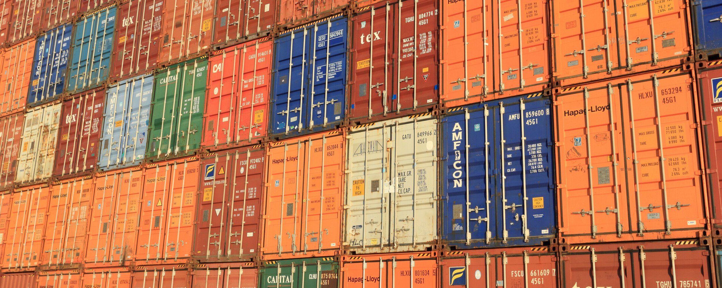 Schiffscontainer auf dem Transportweg