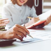 Effektive Teamarbeit und strategische Planung zwei Personen Notizen machen