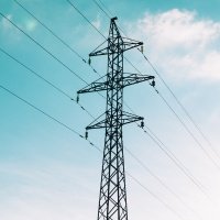 Hochspannungsmast und Stromleitungen Ein hoher Strommast