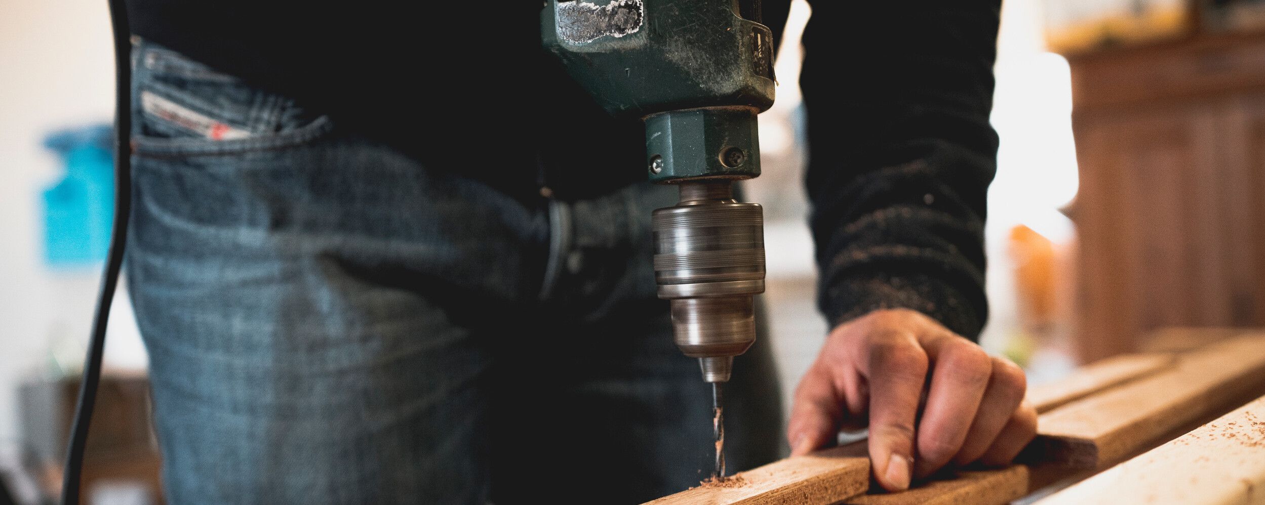 Handwerker mit Bohrmaschine