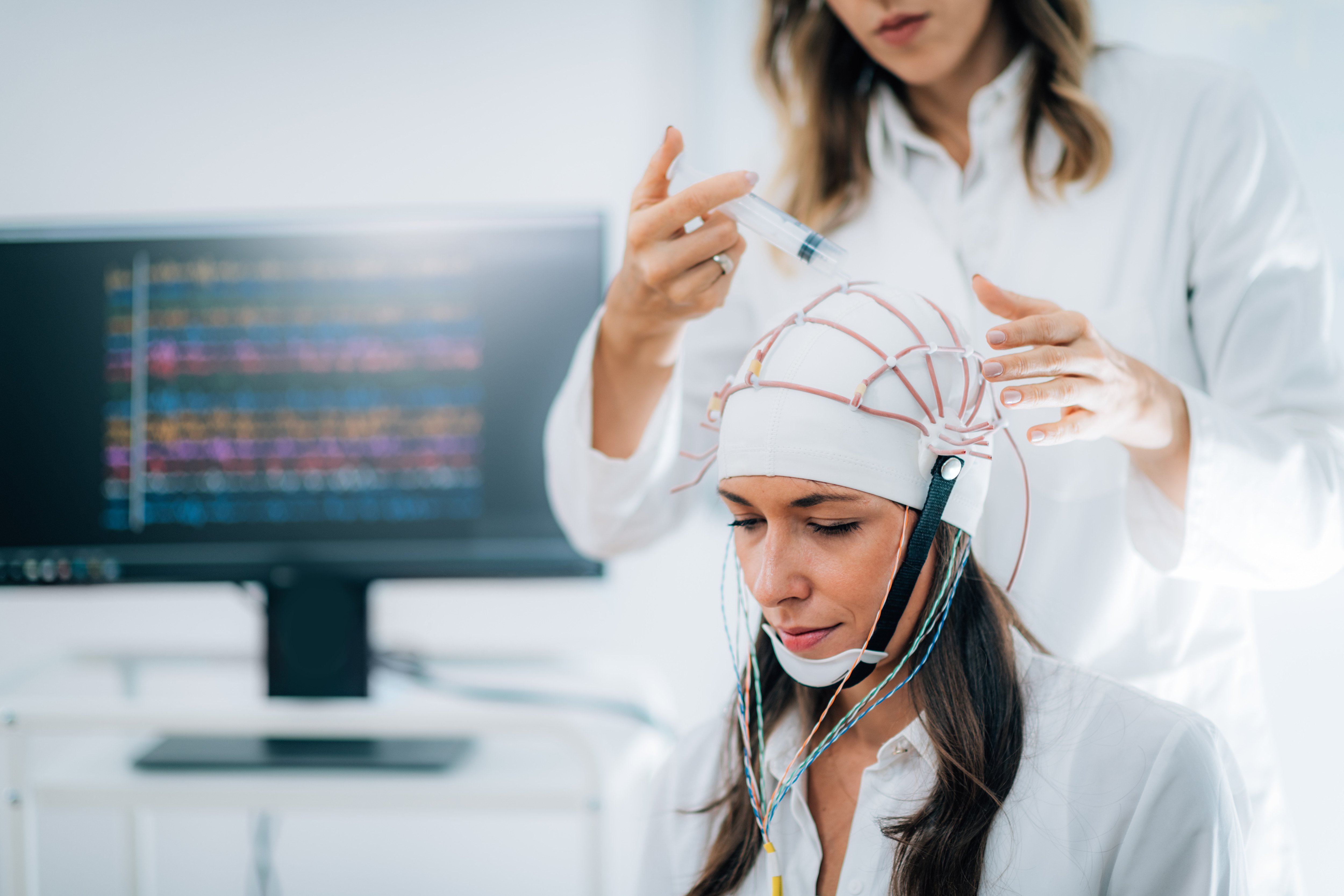 Im Praktikum lernen die Medizinstudenten das Anlegen eines EEG